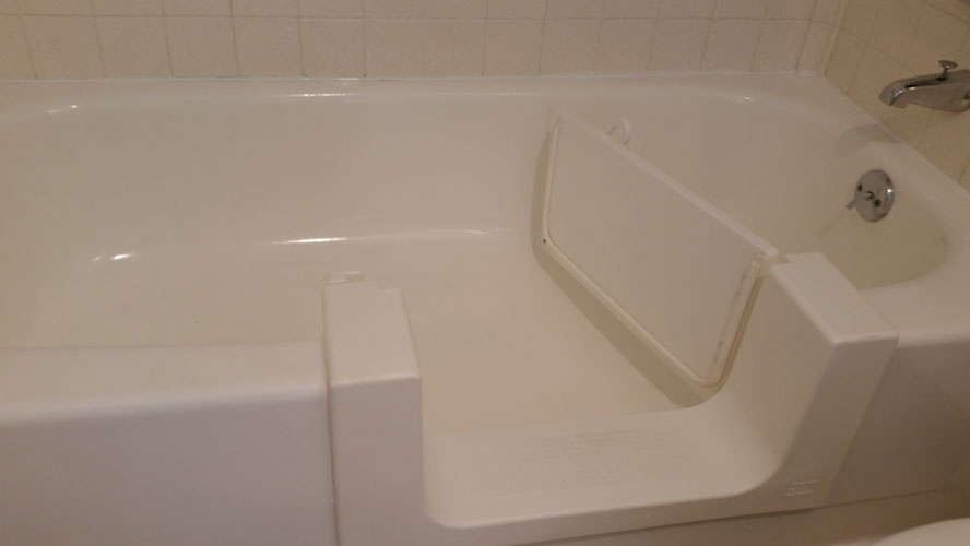 Senior Efficiency Apartment Bathtub